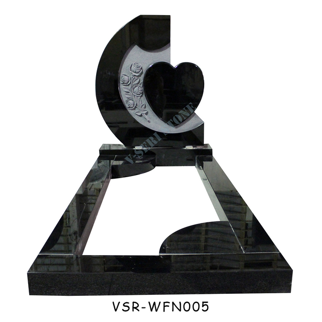 時代を超越したバラとハートのモチーフが付いたクラシックな黒御影石の墓石