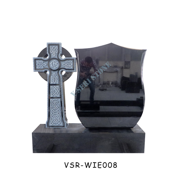 クラシックなクロスデザインの美しく細工された黒御影石の墓石 